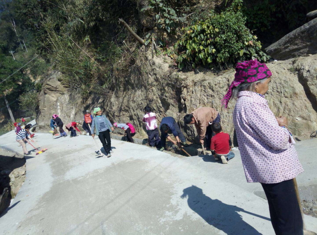 清扫进村道路环境卫生 清扫进村道路环境卫生