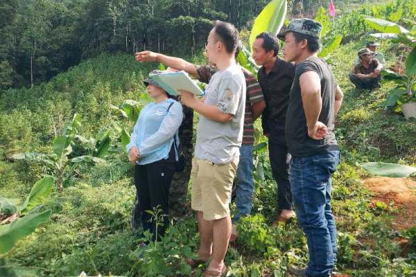 工作人员实地到现场进行产业规划01 工作人员实地到现场进行产业规划01